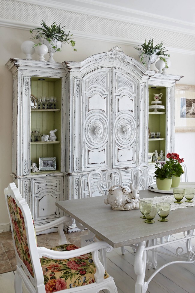 Красивый состаренный шкаф в столовой. Обратите внимание, как красиво контрастируют с белым насыщенные цвета обивки мебели