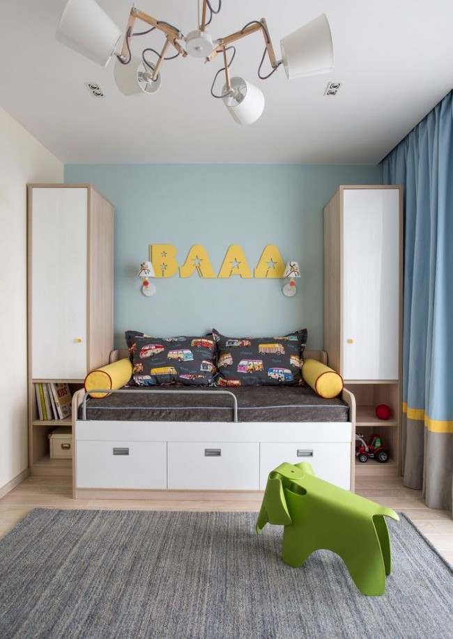 Комплект мебели для дошкольника: кроватка и современные простые шкафчики для одежды