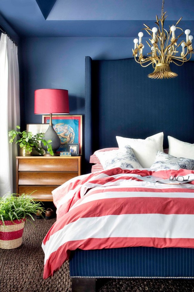 Холодные оттенки темно-розового и синего в интерьере спальни классического стиляоттенки красного и синего в интерьере спальни классического стиля