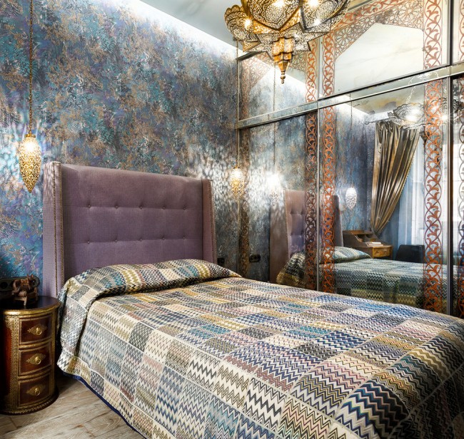 Компактная уютная спальня, которую дополнили несколькими элементами марокканского декора и украсили встроенный зеркальный шкаф пленкой с восточными узорами