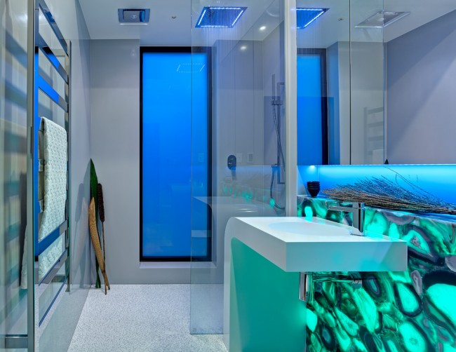 Компактная ванная с подсвеченным изнутри слэбом агата лазурного цвета