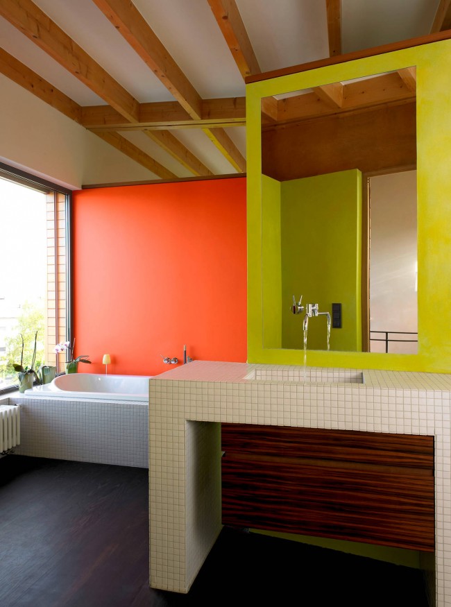 Просторная ванная в стиле модерн: взрыв цвета