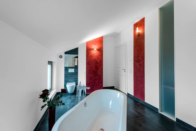 Бело-черно-красное сочетание цвета в просторной ванной