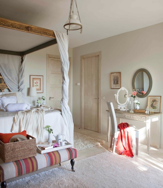 Спальня, оформленная в викторианском стиле нежных романтических оттенков