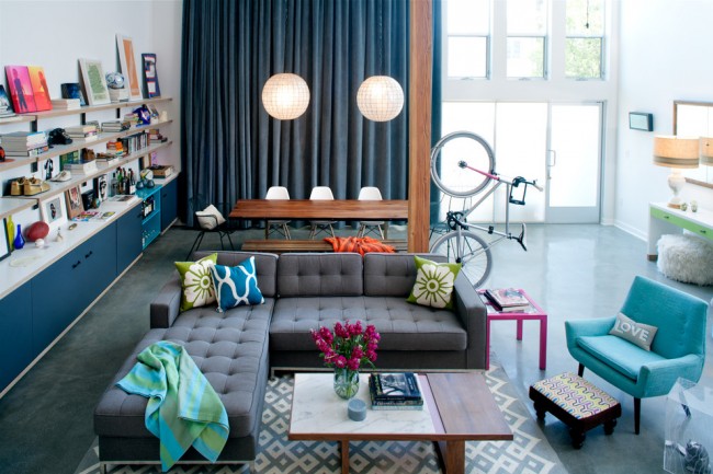 Если правильно подобрать диван и его месторасположение, то можно изменить комнату до неузнаваемости