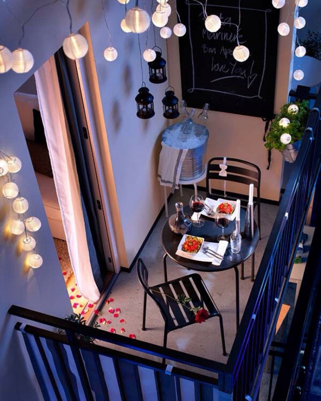 На маленьком балконе можно с легкостью создать атмосферу парижской романтики