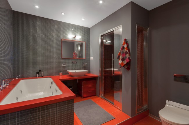 Шикарный контрастный интерьер ванной комнаты с душевой кабиной