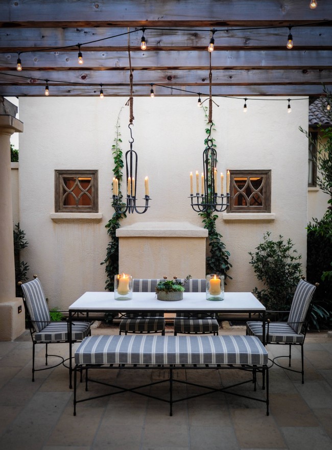 Красивые подвесные канделябры добавят романтики ужину на свежем воздухе