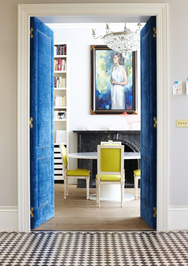 Шикарные распашные двери синего цвета с бархатной текстурой подойдут для классического интерьера