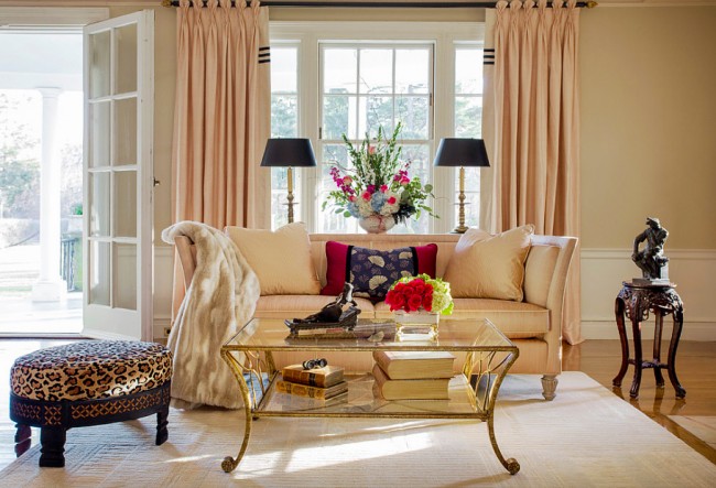 Сочетание леопардового принта и бежевых оттенков в гостиной, выполненной в стиле неоклассика 