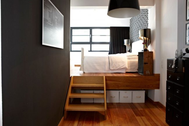 Однокомнатная квартира с кроватью на небольшом подиуме