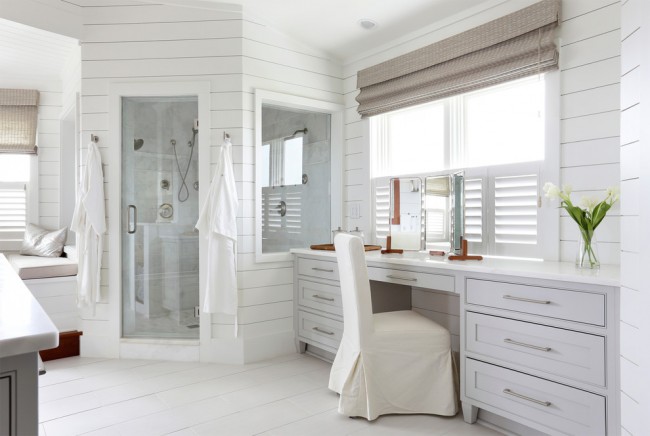 Ванная комната в белом цвете смотрится красиво и очень просторно