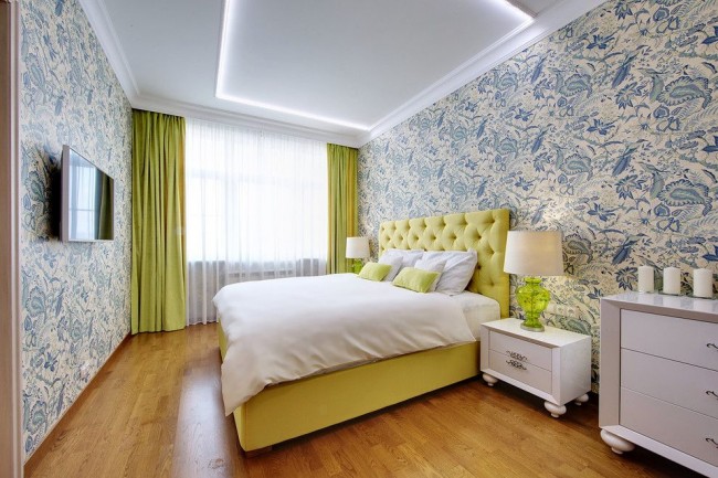 Шторы приятного салатового цвета в комбинации с кроватью освежают интерьер спальни