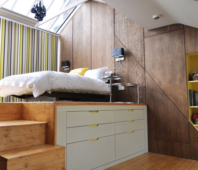 Кроватный подиум с выдвижными шкафчиками очень удобное решение для хранения вещей