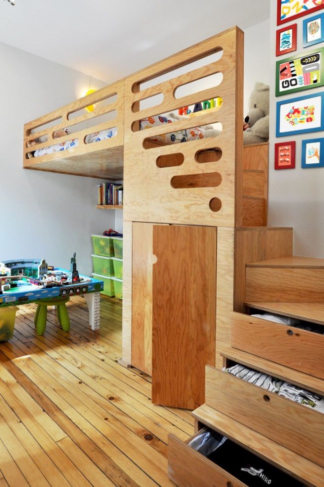 Оригинальная детская двухъярусная кровать с функциональными полками-ступеньками и смоделированным местом для игры
