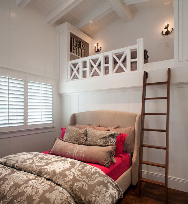 Даже на фоне белых стен можно создать уникальный, эффектный, яркий и нетривиальный дизайн спальни с помощью ярких и контрастных элементов 