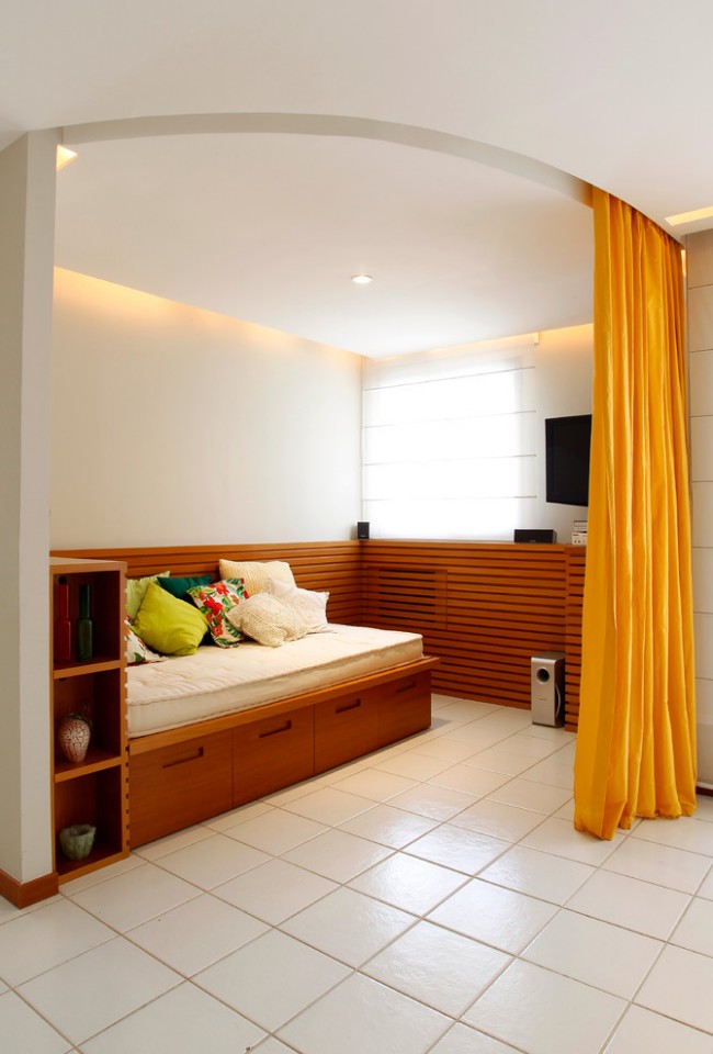 Если вы владелец квартиры-студии, то спальную комнату можно разместить за стеллажами, перегородкой или ширмой