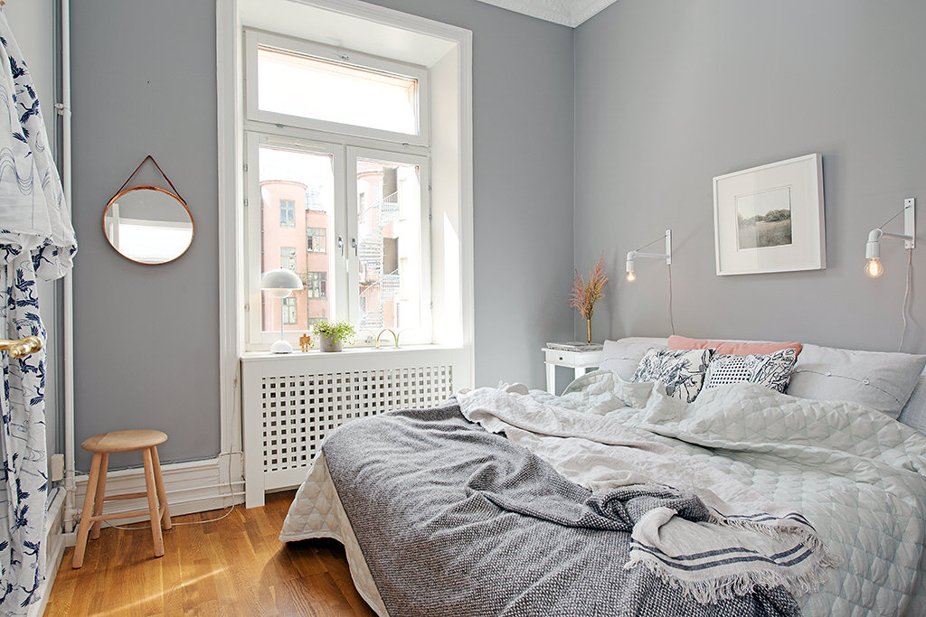Moderan dizajn male spavaće sobe od 10 m2: fotografija stvarnog interijera