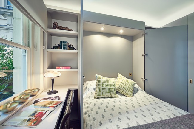 Для комнаты с маленькой площадью оптимальным вариантом может стать кровать, которая по сути является шкафом, когда находится в собранном состоянии, ведь такая кровать сэкономит пространство