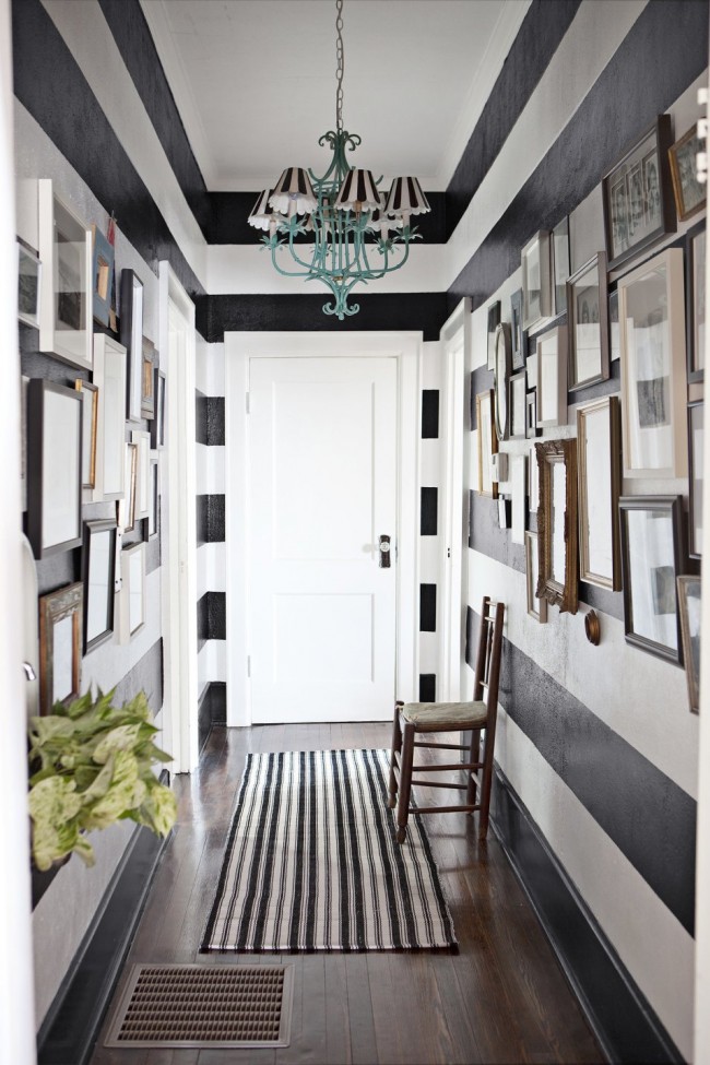 Оригинальное цветовое и орнаментальное решение визуально расширяет коридор, а светлый потолок создает чувство легкости