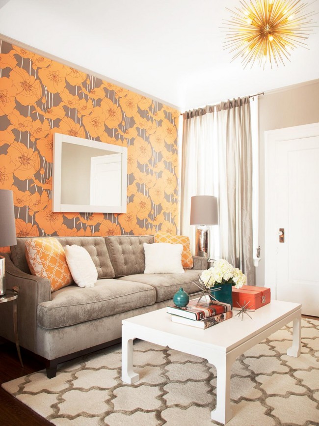 Комфортная и очень теплая гостиная с яркими обоями с цветочными мотивами в оранжевом цвете на одной из стен