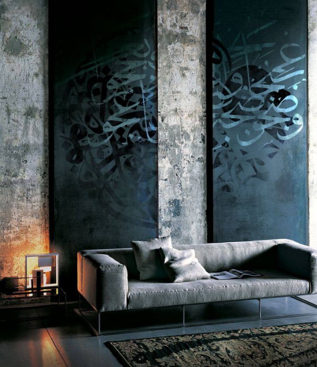 Очень атмосферная гостиная с интересной отделкой стен и большими полотнами с необычными узорами