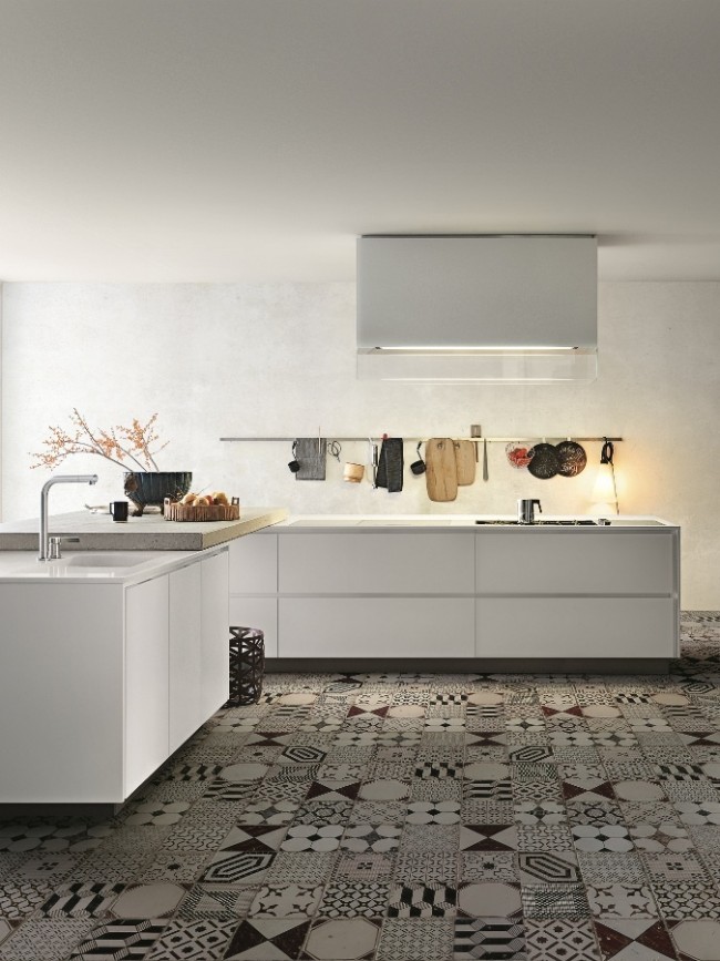 Белая кухня с акцентом на черно-белой плитке с разноплановыми узорами и оригинальными мотивами