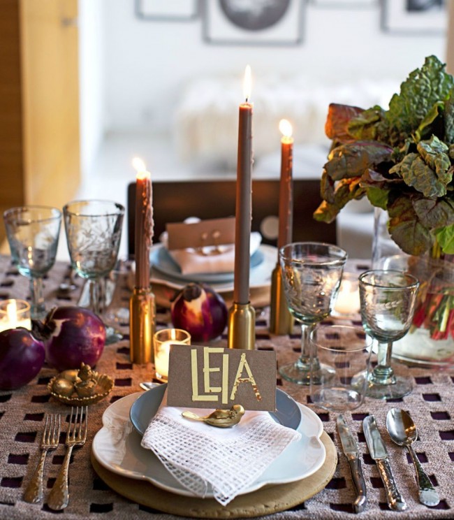 Скромный и элегантный декор стола в стиле casual для домашней вечеринки в честь дня рождения