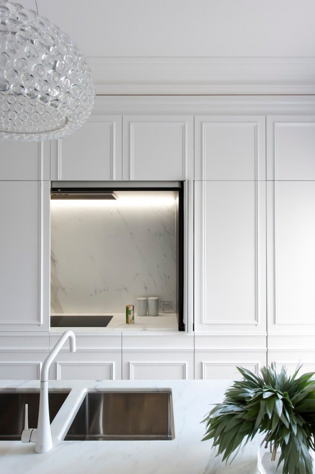 Парижский шик тотально белой встроенной кухни от Minosa Design