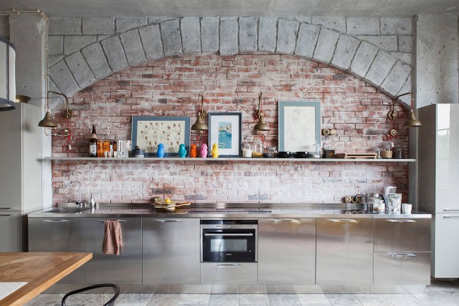 Симметричная кухня из бетона, камня и стали