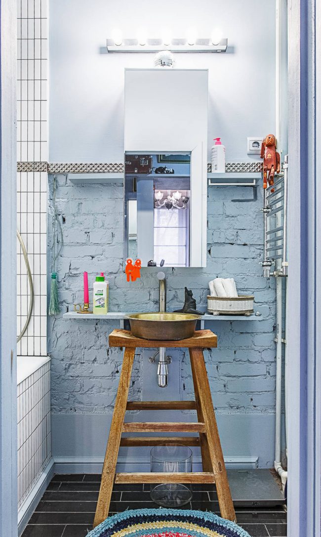 Интерьер небольшой ванной комнаты в стиле бохо