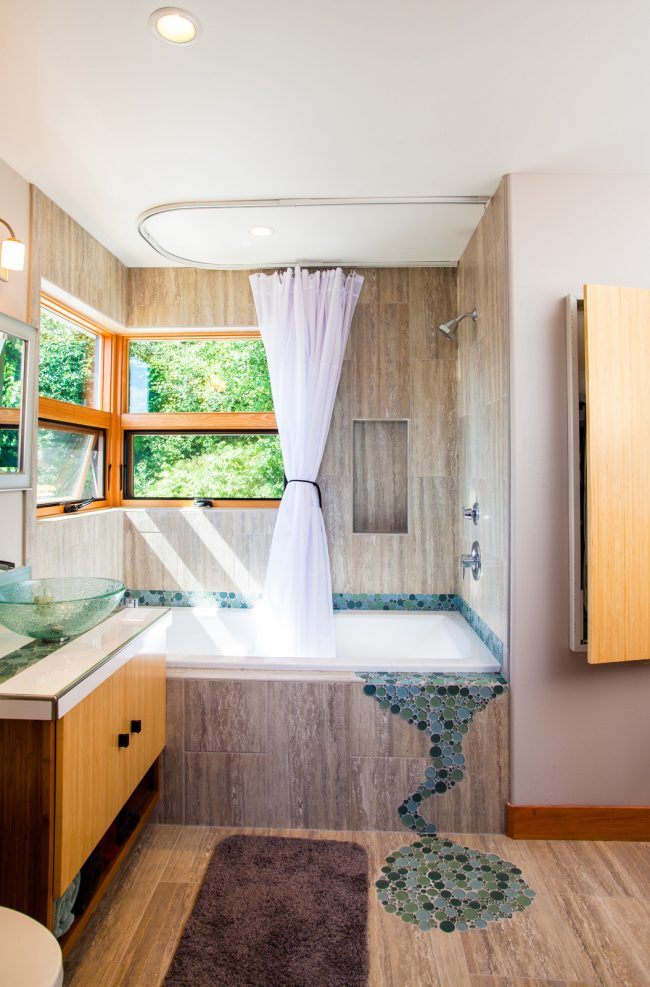 Мозаика в отделке небольшой ванной комнаты стиля модерн