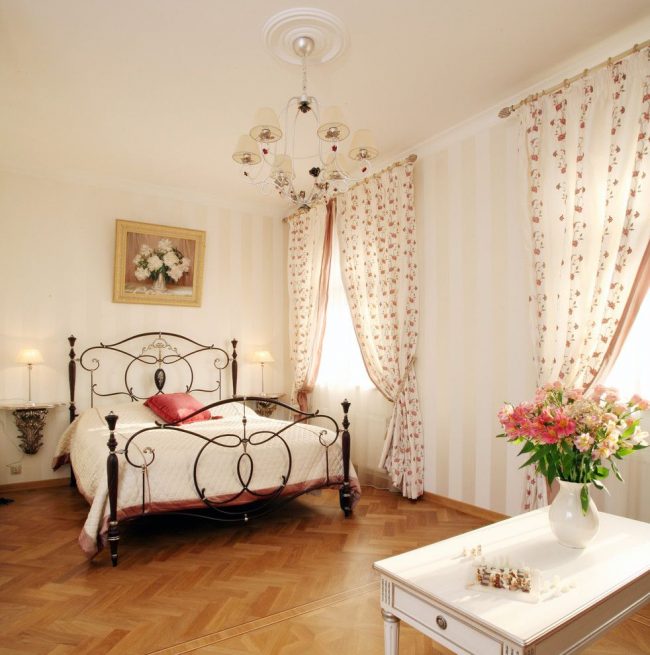Карниз для штор в спальне прованского стиля