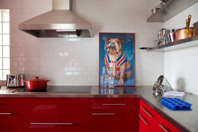 Симпатичная яркая картина пса на бело-красной современной кухне