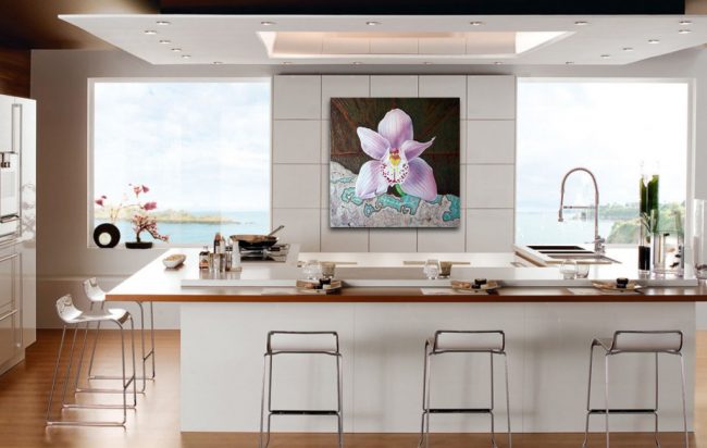 Крупная картина цветка на просторной светлой кухне