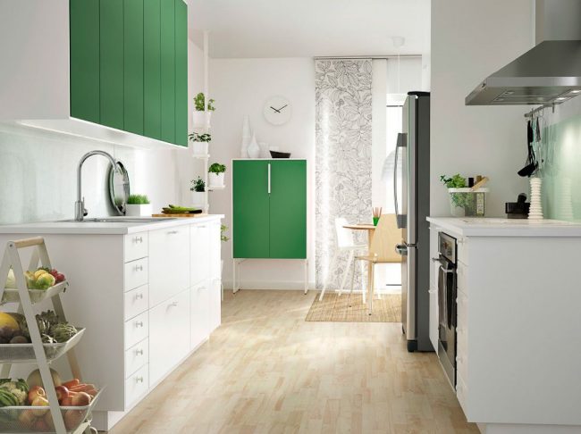 Стильная кухня IKEA в бело-зеленом цвете Стильная кухня IKEA в бело-зеленом цвете