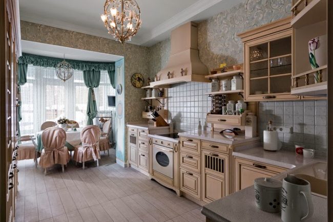 Ажурные обои кафельный фартук и мебель бежевого цвета на кухне в стиле прованс Ажурные обои кафельный фартук и мебель бежевого цвета на кухне в стиле прованс
