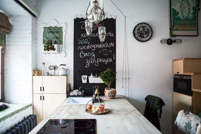 Графитовая вставка на стене, как удобный декоративный элемент в оформлении кухни в скандинавском стиле