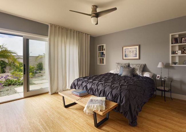 Светло-серые шторы из хлопковой ткани идеально подходят для данной современной спальни