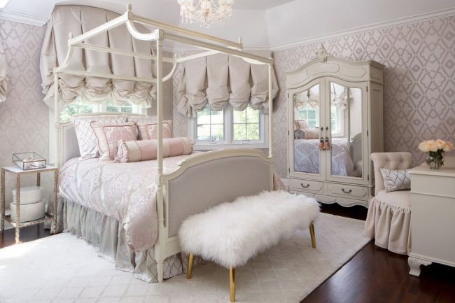 Шикарные шторы с ламбрекенами в роскошной спальне викторианского стиля