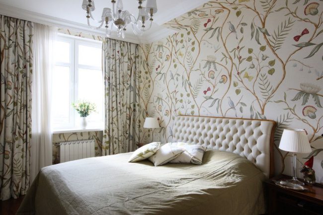 Спальня в классическом стиле с плотными шторами с рисунком, который повторяет рисунок обоев