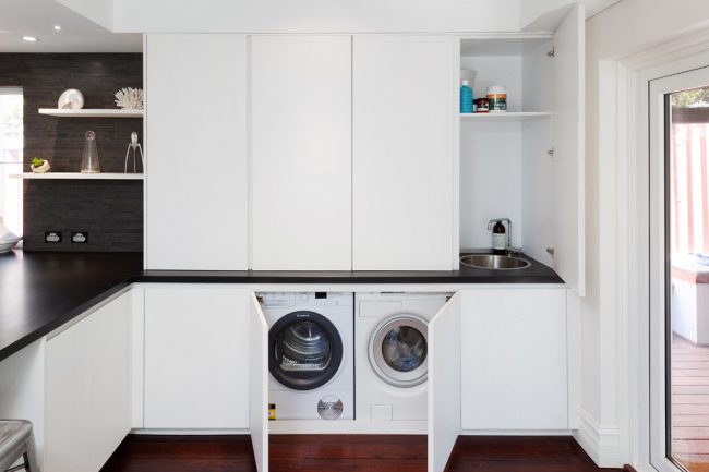 Благодаря установке стиральной машины в кухне можно сэкономить места в ванной комнате