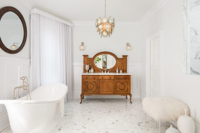 Классическая ванная комната в белом с деревянным комодом