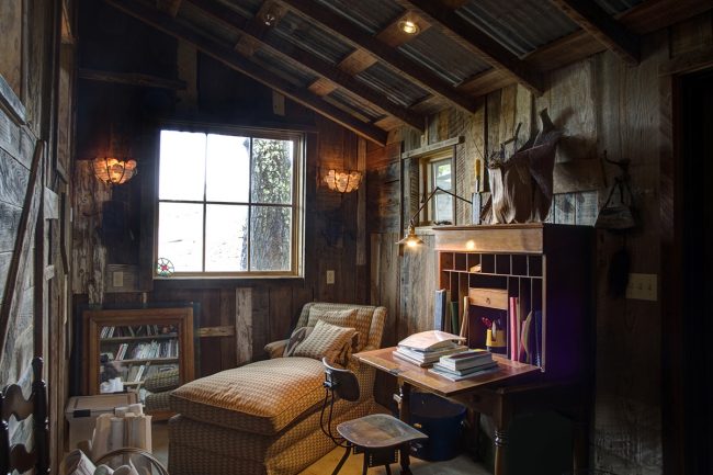 Необычайно уютная комната с атмосферным сочетанием натурального дерева с темными виниловыми обоями на флизелиновой основе