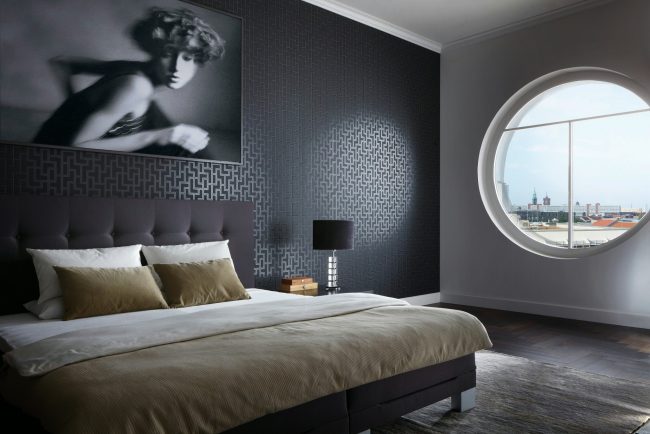 Черные фактурные виниловые обои на флизелиновой основе придают спальной комнате элегантности с нотками роскоши