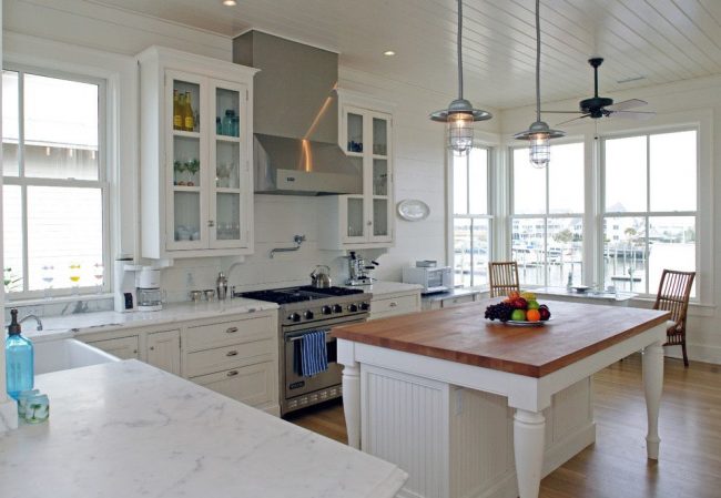 Реечный потолок в интерьере классической кухни белого цвета 