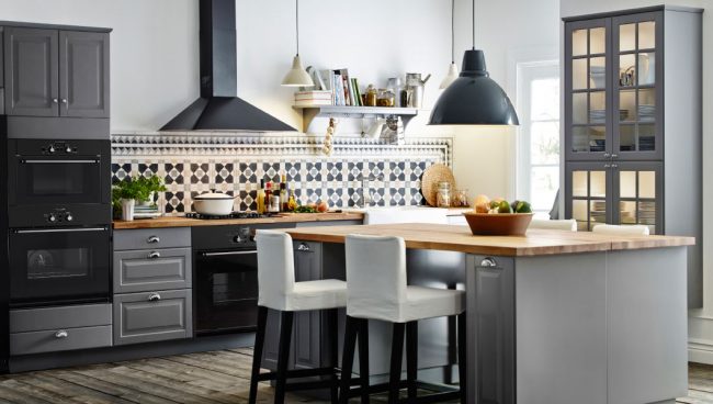 Серая кухня от Ikea с матовыми рамочными фасадами. Фабричные варианты здесь предполагают еще и выбор тона стекла для остекления верхних шкафчиков Серая кухня от Ikea с матовыми рамочными фасадами. Фабричные варианты здесь предполагают еще и выбор тона стекла для остекления верхних шкафчиков
