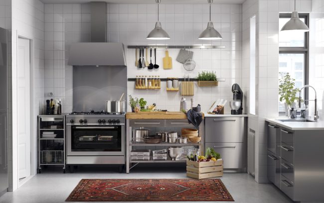 Один из вариантов набора секций от Ikea. Этот шведский производитель, кроме прочих цветов фасадов, предлагает еще и металликовые серые "под нержавеющую сталь" Один из вариантов набора секций от Ikea. Этот шведский производитель, кроме прочих цветов фасадов, предлагает еще и металликовые серые "под нержавеющую сталь"