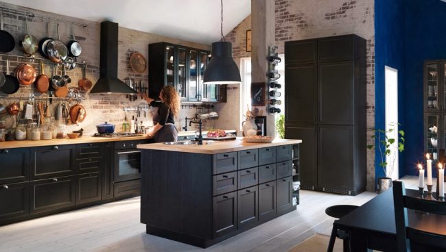 Темно-серая кухня "Metod" от Ikea с полноценным островом с мойкой Темно-серая кухня "Metod" от Ikea с полноценным островом с мойкой