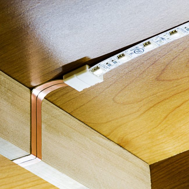 Самоклеящаяся LED-лента не требует никаких специальных навыков для установки